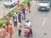 Bupati Heriyus Bagikan Masker kepada Warga di Tengah Kabut Asap