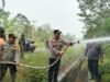 Kapolres Murung Raya Terjun Langsung Padamkan Api Karhutla Di Kecamatan Permata Intan